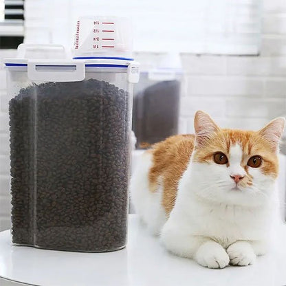 Boite à croquettes pour chat équipé d'un bec verseur