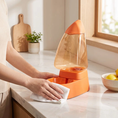 Distributeur d'eau pour chat est nettoyé sur comptoir de cuisine.