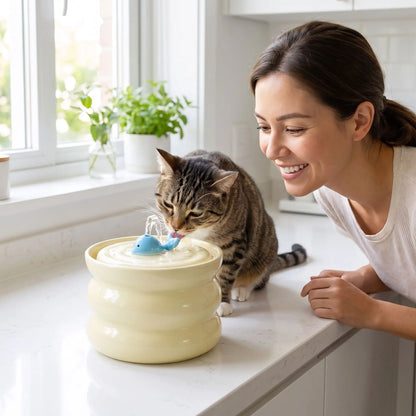 fontaine a eau pour chat ceramique utilisée par un chat tigré en cuisine
