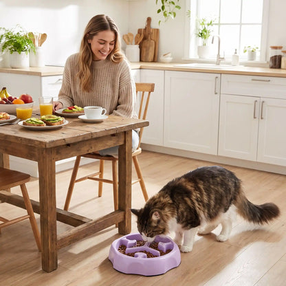 Gamelle anti glouton chat utilisée par un félin en cuisine