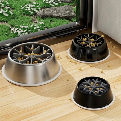 gamelle chat anti glouton remplie de croquettes sur parquet