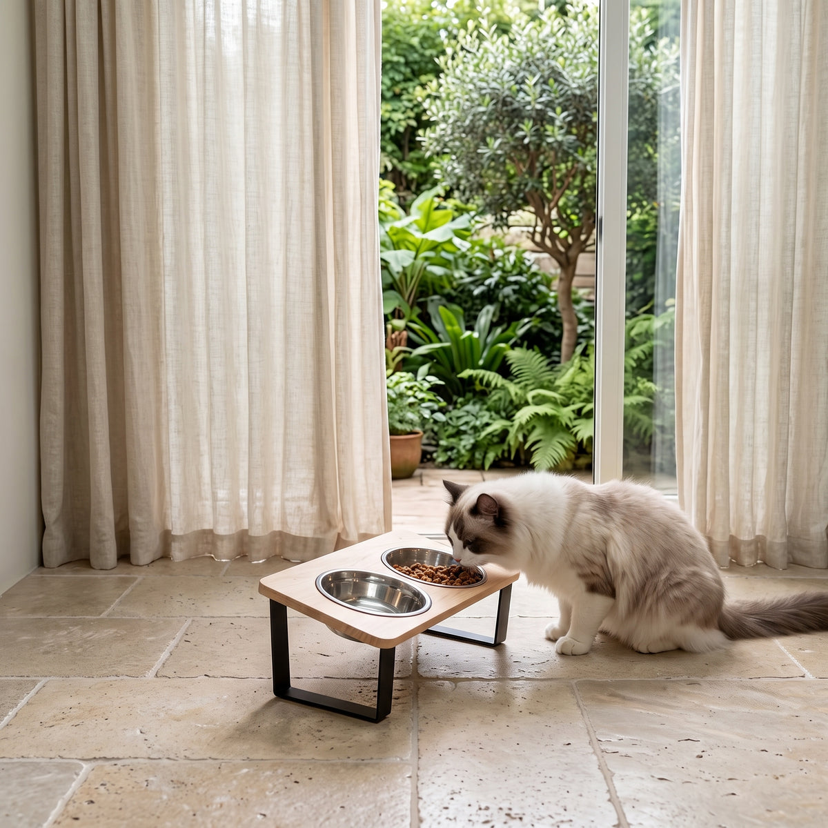Gamelle chat surélevée en bois utilisée par un chat blanc