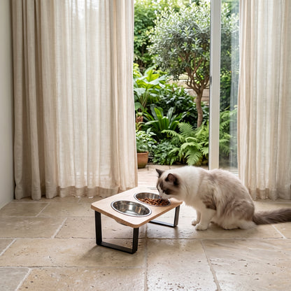 Gamelle chat surélevée en bois utilisée par un chat blanc