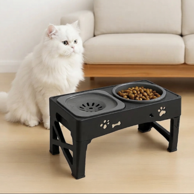 gamelle pour chat anti glouton devant chat blanc au salon