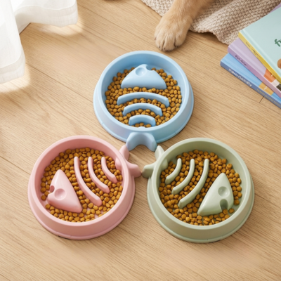 gamelle pour chat anti glouton trois couleurs déposé sur planché