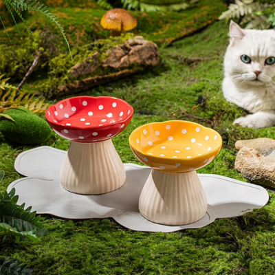 gamelle pour chat surélevée champignon dans jardin naturel