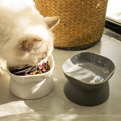 gamelle pour chat surélevée rempli de nourriture qu'un chat savoure