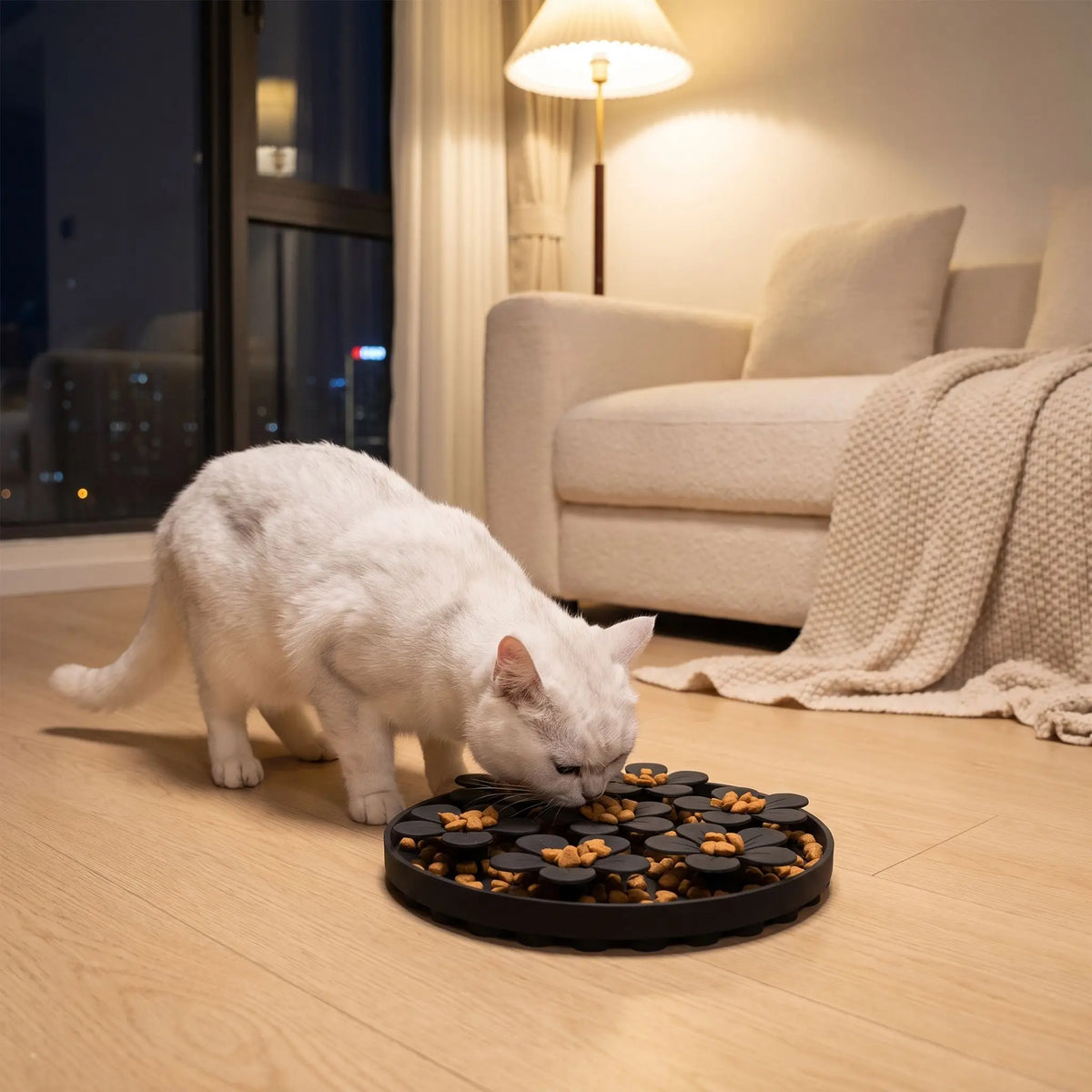 Tapis anti glouton chat blanc mangeant des croquettes en intérieur