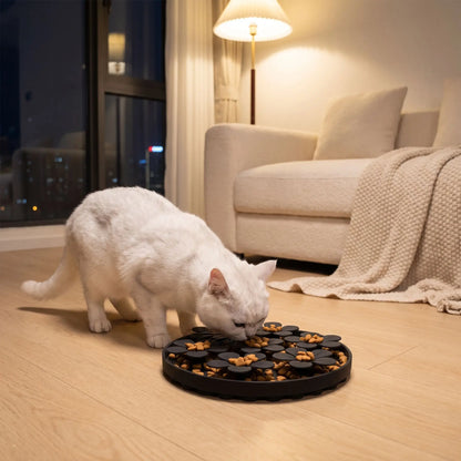 Tapis anti glouton chat blanc mangeant des croquettes en intérieur